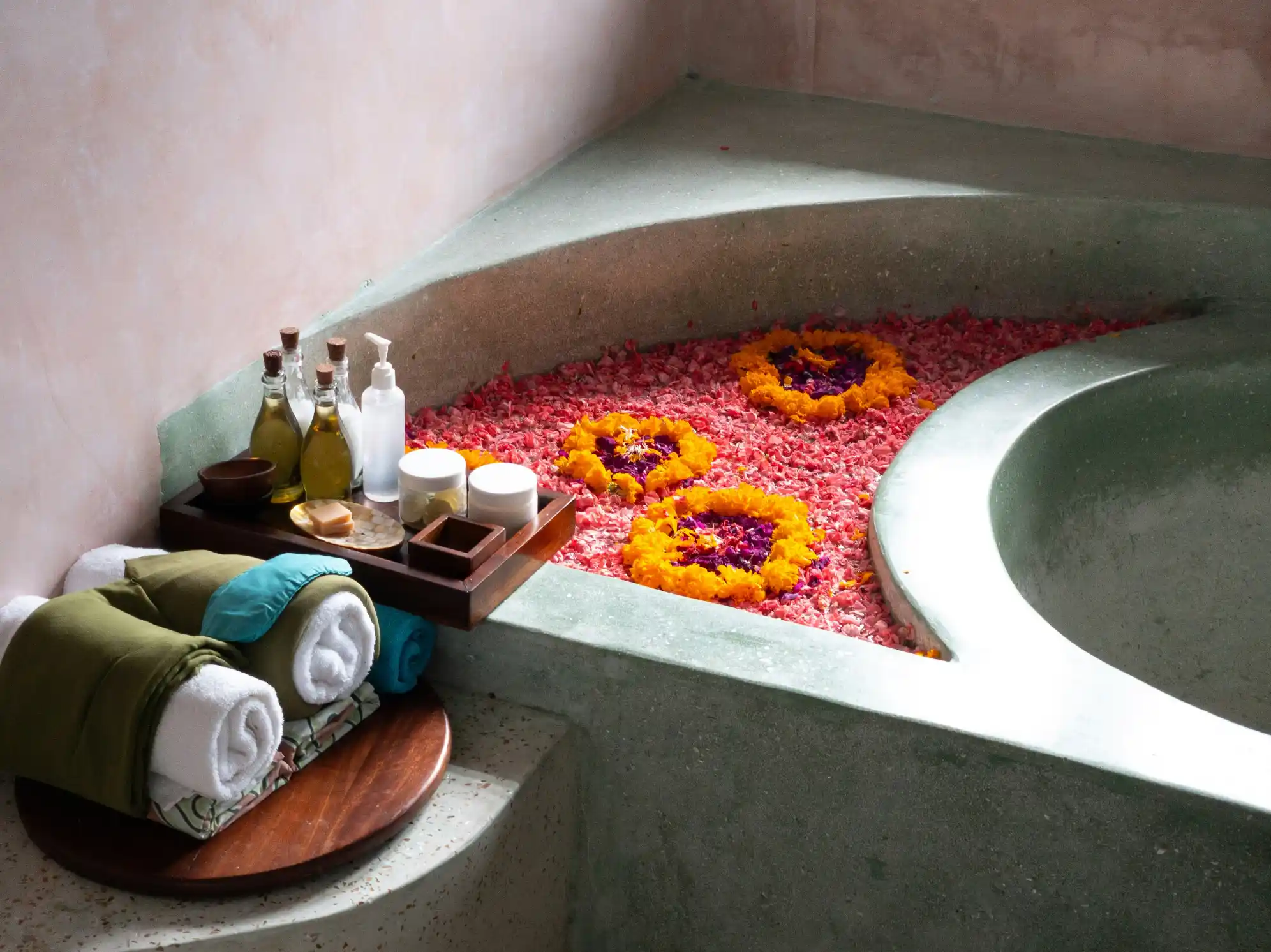 Hot oil massage at Pran Spa - best spa in Dhaka for relaxation and wellness treatments